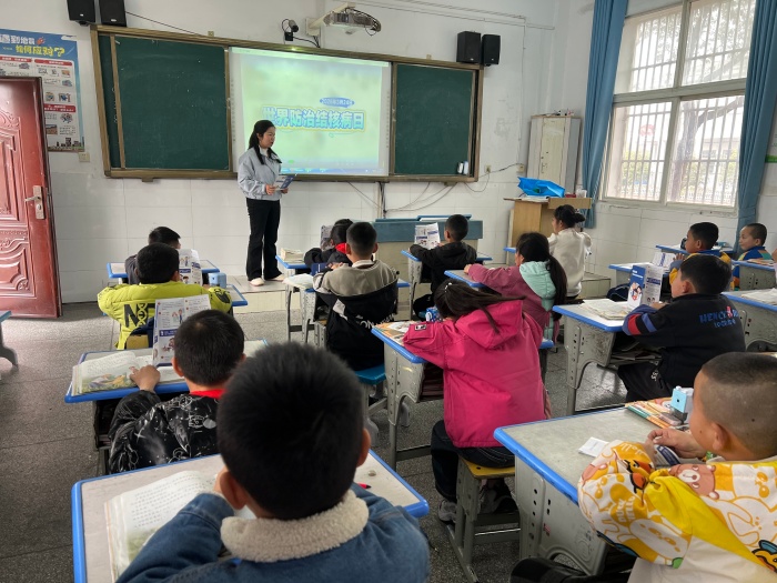 横塘岗乡中心小学开展春季传染病及结核病防治主题班会，筑牢校园健康防线